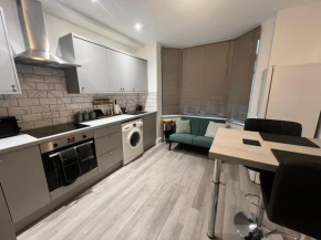 Modern 2 Bed Flat with Garden